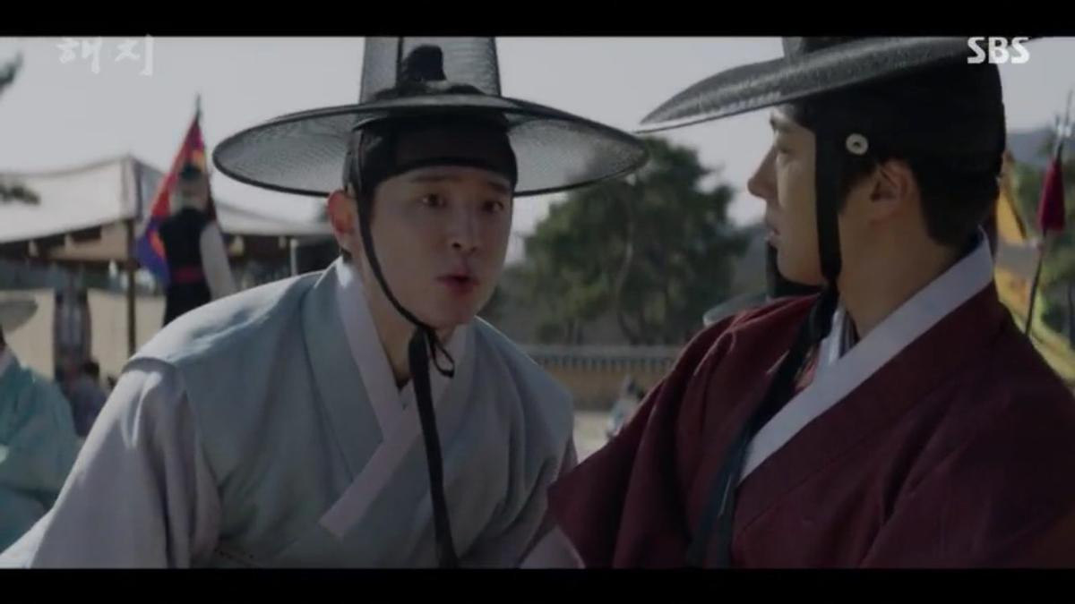 'Haechi' tập 1: Khán giả Hàn đẩy thuyền Jung Il Woo - Kwon Yul, khen Go Ara đẹp khi cải trang thành kỹ nữ Ảnh 8