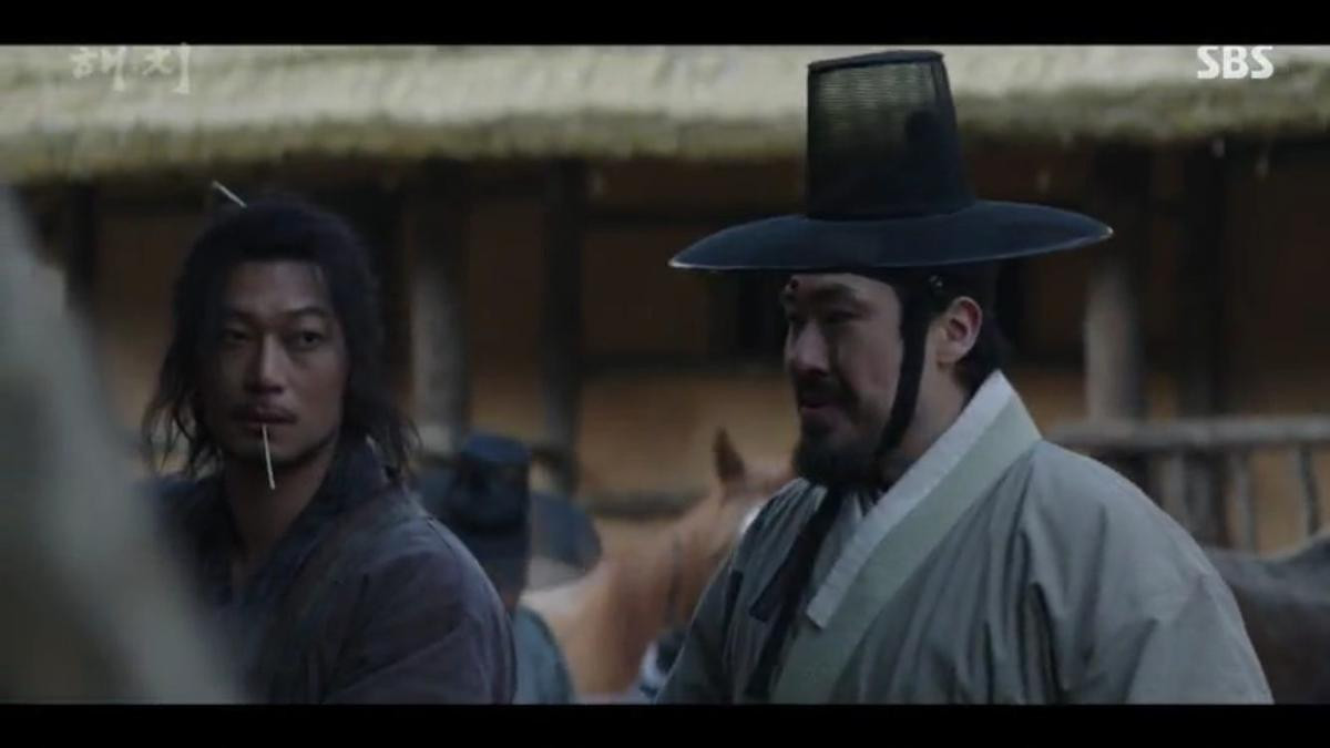 'Haechi' tập 1: Khán giả Hàn đẩy thuyền Jung Il Woo - Kwon Yul, khen Go Ara đẹp khi cải trang thành kỹ nữ Ảnh 3