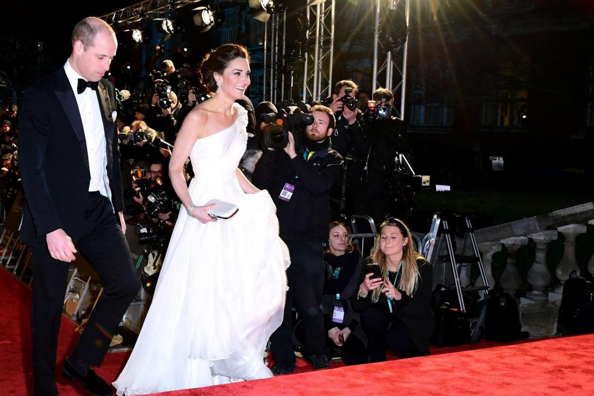 Công nương Kate Middleton xinh đẹp nổi bật giữa rừng sao tại BAFTA 2019 Ảnh 1