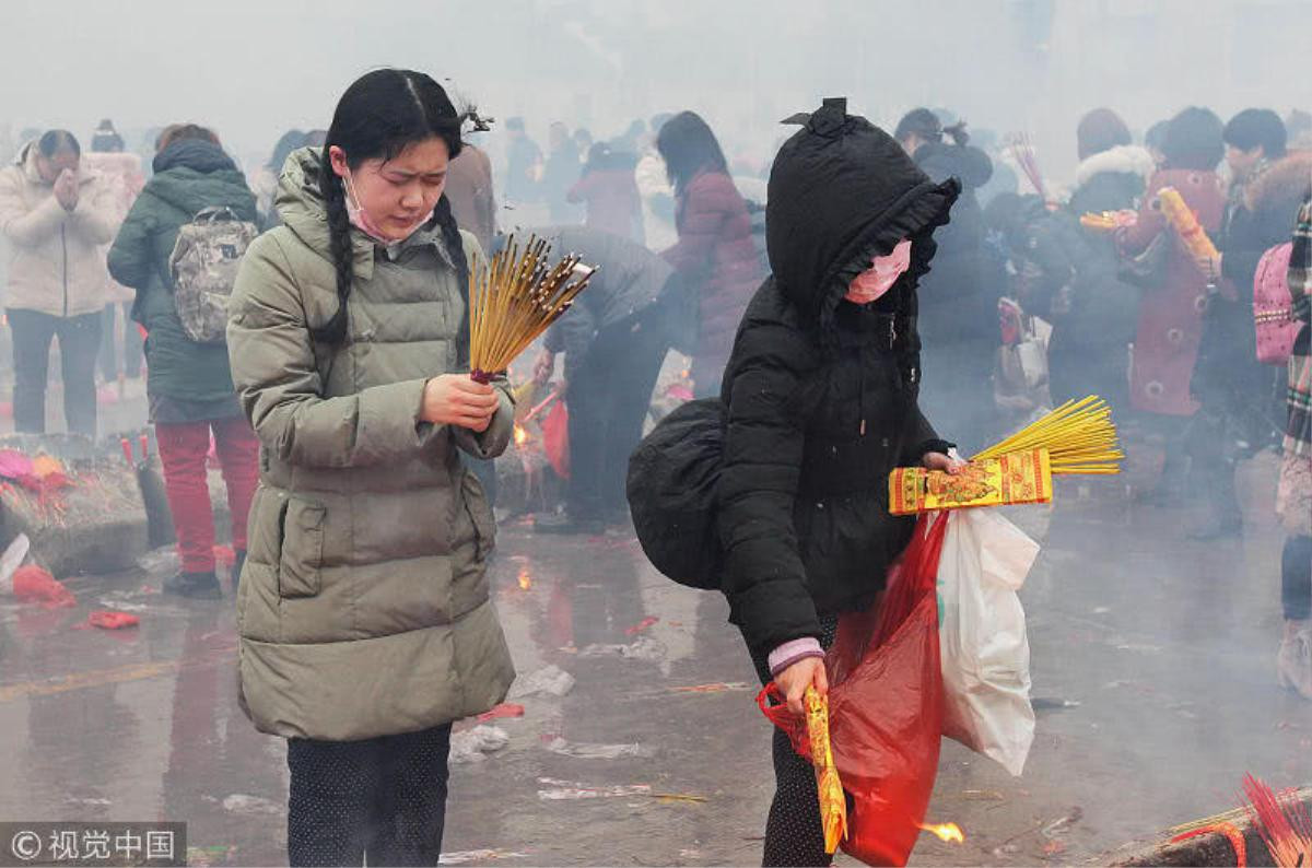 Biển người Trung Quốc chen chân nhận phong bao lì xì, khấn vái trong hương khói ngày Thần Tài Ảnh 7