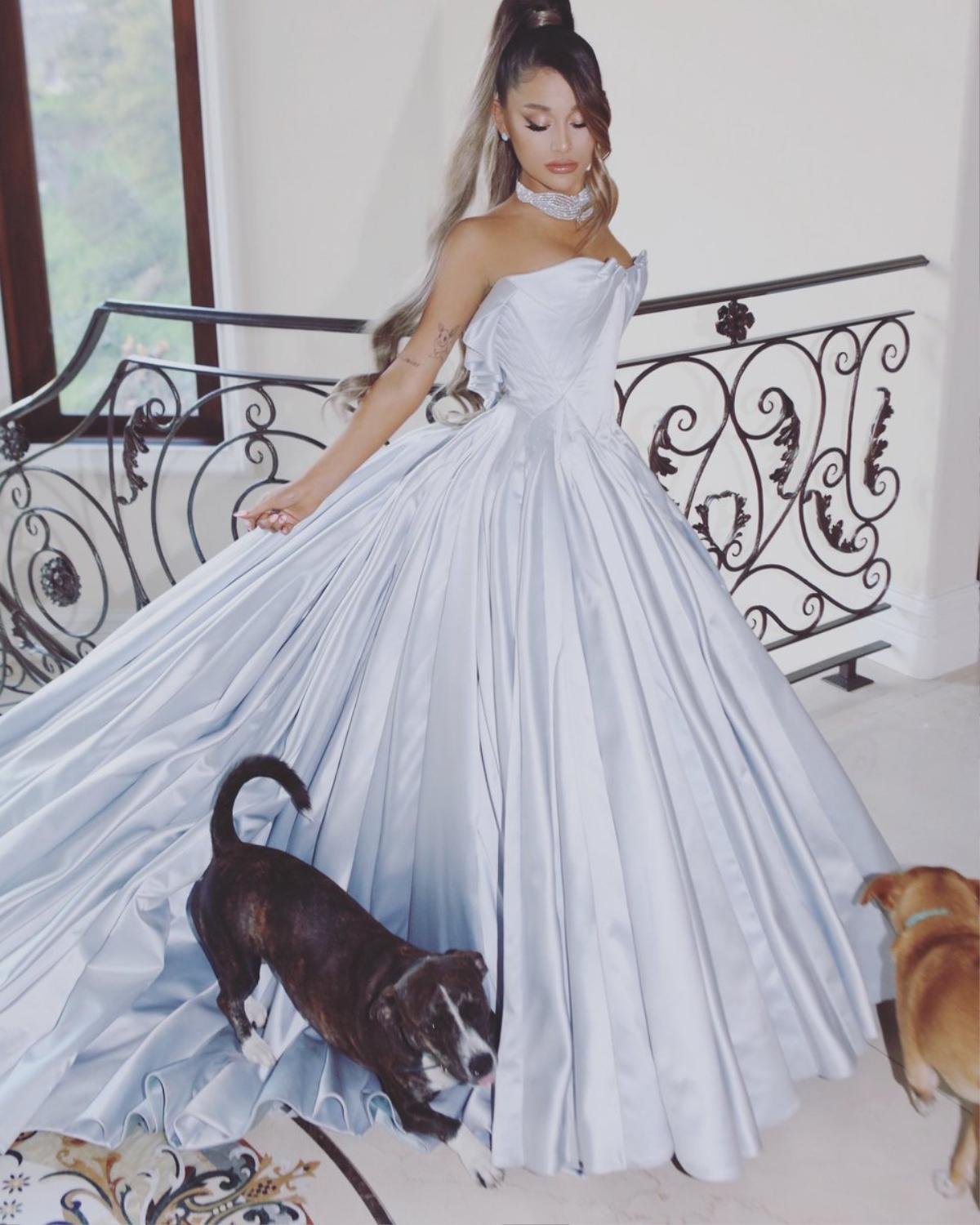 Ẩn đằng sau chiếc váy mà Ariana Grande đã mặc để xem Grammy 2019 là một câu chuyện buồn Ảnh 3