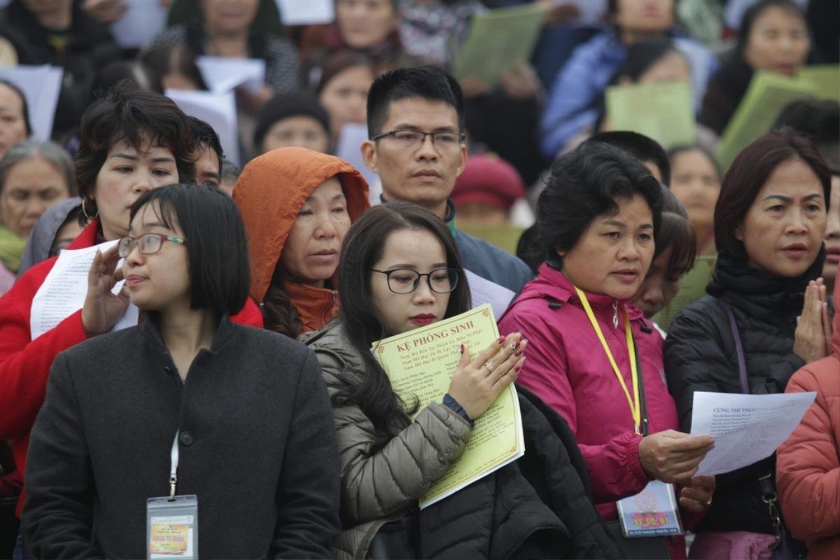 Chùm ảnh: Vạn người đổ về Bát Tràng dự lễ phóng sinh 10 tấn cá xuống sông Hồng Ảnh 30