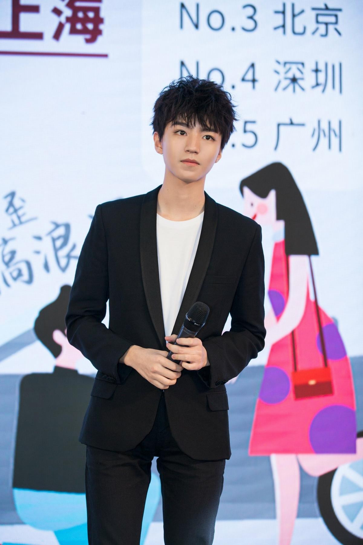 Vương Tuấn Khải (TFBOYS) tiết lộ không được nhận lì xì vào Tết 2019 và cung hoàng đạo hợp với mình Ảnh 13