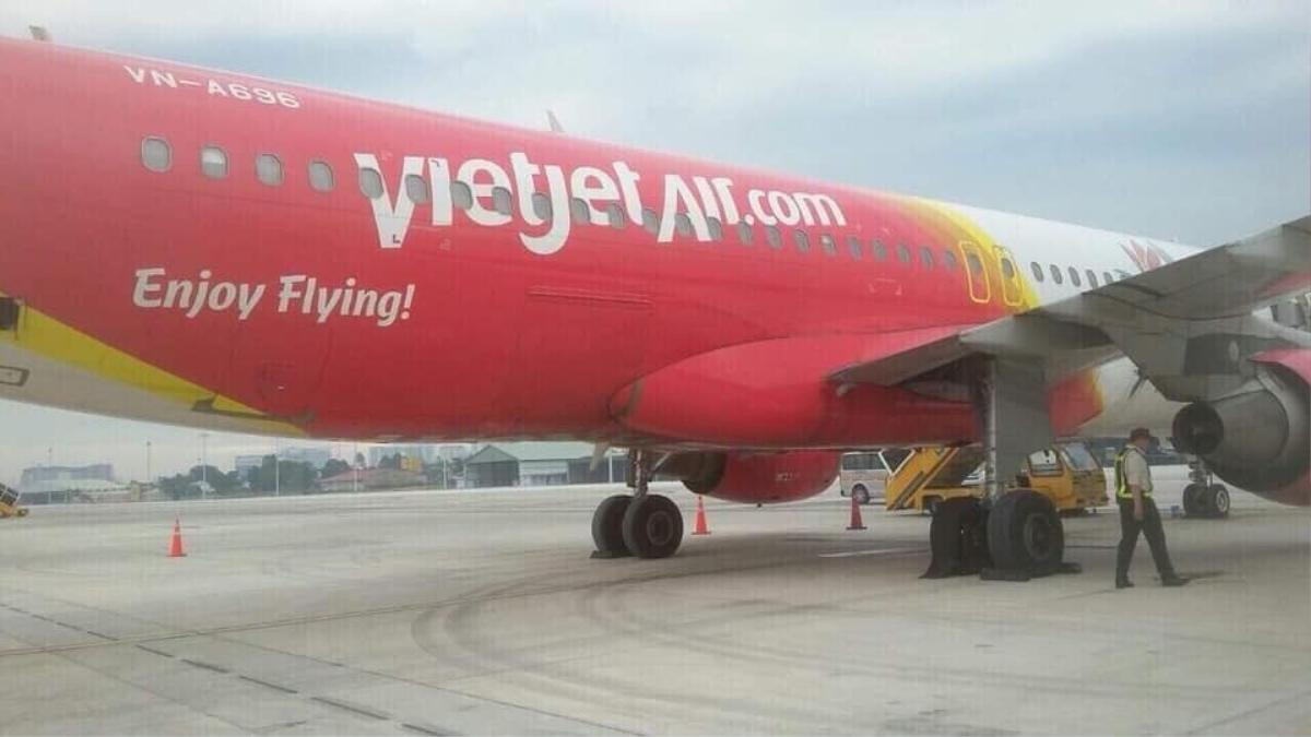 Máy bay Vietjet bị bục lốp sau khi hạ cánh xuống sân bay Tân Sơn Nhất Ảnh 1