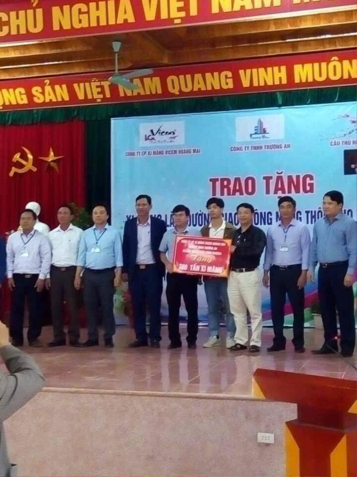 Công Phượng 'tặng' gần 500 triệu để xây đường ở quê nhà Ảnh 1