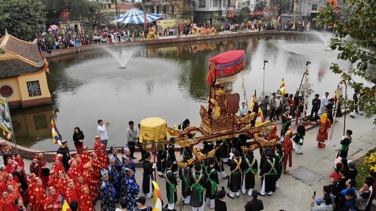 Các chàng trai 'tô son điểm phấn' xúng xính váy áo trong điệu múa 'con đĩ đánh bồng' Ảnh 5