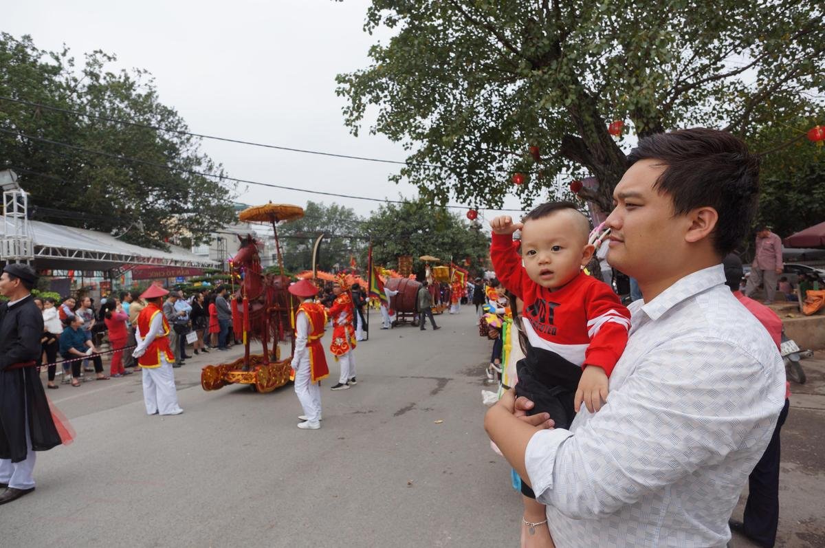 Các chàng trai 'tô son điểm phấn' xúng xính váy áo trong điệu múa 'con đĩ đánh bồng' Ảnh 16