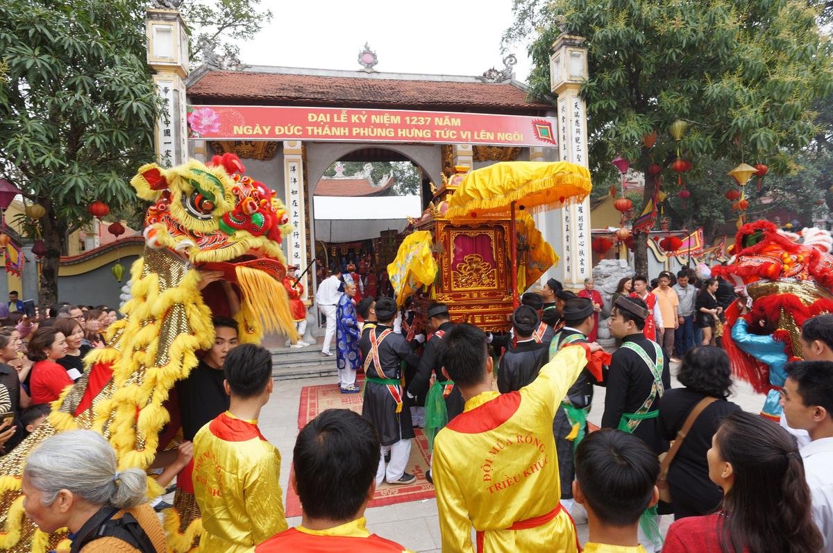 Các chàng trai 'tô son điểm phấn' xúng xính váy áo trong điệu múa 'con đĩ đánh bồng' Ảnh 22