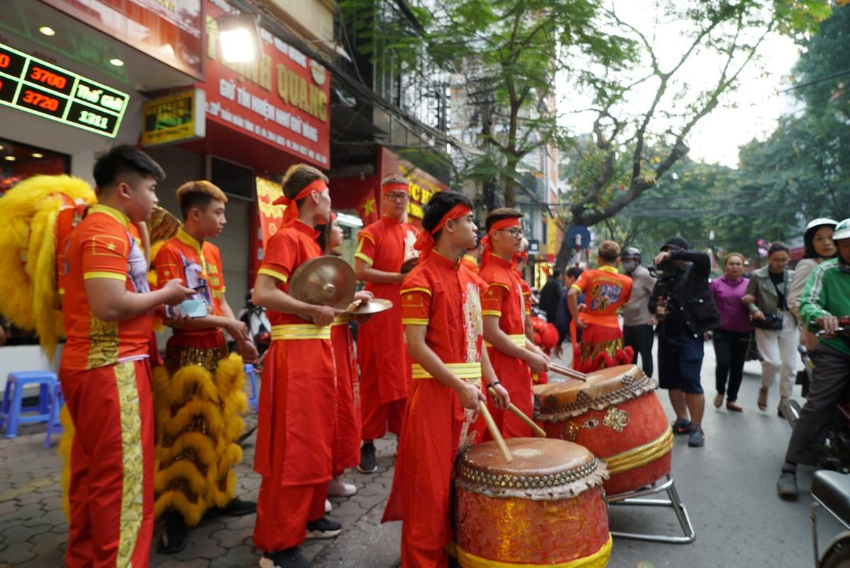 Ngày vía Thần tài: Xếp hàng từ 1 giờ sáng, chen chân chờ mua vàng cầu may Ảnh 16