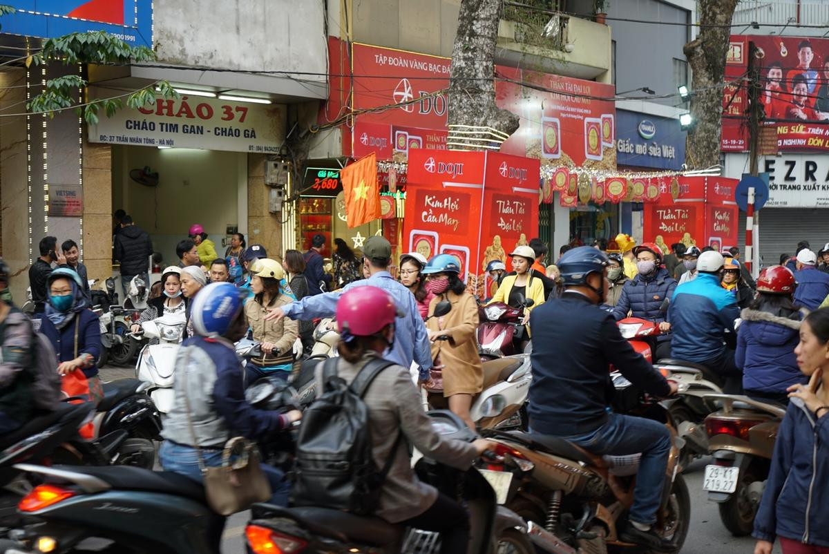 Ngày vía Thần tài: Xếp hàng từ 1 giờ sáng, chen chân chờ mua vàng cầu may Ảnh 12