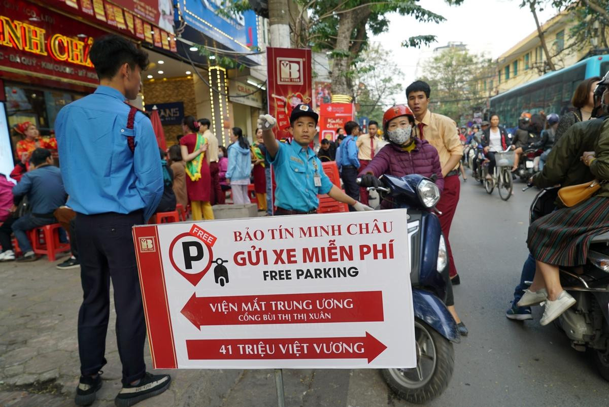 Ngày vía Thần tài: Xếp hàng từ 1 giờ sáng, chen chân chờ mua vàng cầu may Ảnh 18