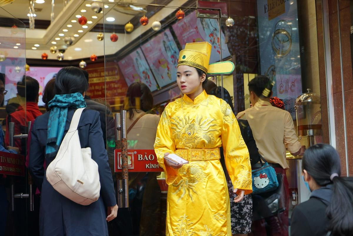 Ngày vía Thần tài: Xếp hàng từ 1 giờ sáng, chen chân chờ mua vàng cầu may Ảnh 19