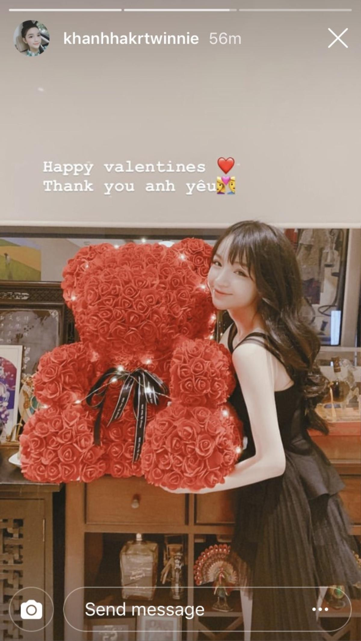 Bạn gái Phan Hoàng xinh như búp bê bên cạnh món quà Valentine là chú gấu kết từ hàng trăm bông hoa hồng Ảnh 1