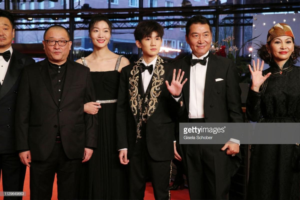 Thảm đỏ 'Berlinale 2019': Vương Nguyên đẹp tựa hoàng tử bé, Hoắc Tư Yến cổ vũ cho ông xã Đỗ Giang Ảnh 3