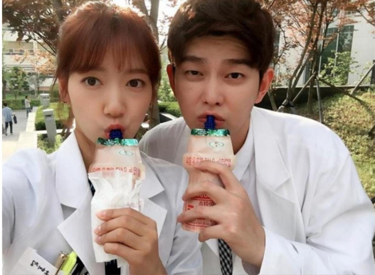 Han Hyo Joo và Yoon Kyun Sang gửi xe cà phê, ủng hộ phim mới của Park Shin Hye Ảnh 5