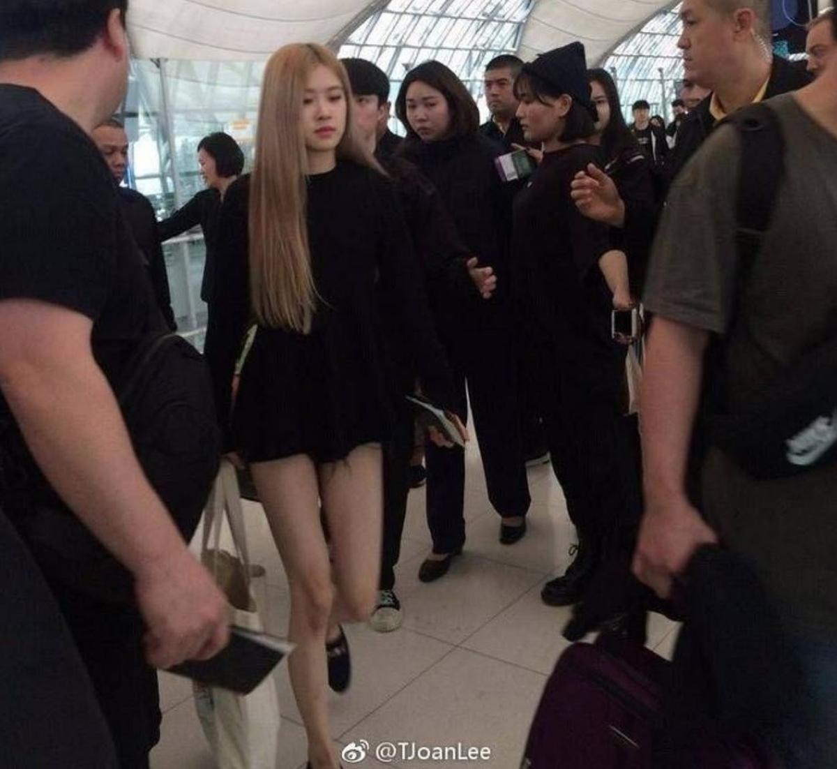 Thân hình gầy guộc lộ xương sườn của Lisa (Blackpink) tại talkshow ở Mỹ làm fan hốt hoảng Ảnh 7