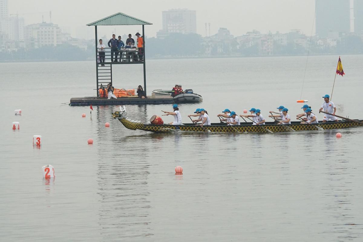 Độc đáo lễ hội bơi chải thuyền rồng tái hiện cảnh tập trận thủy chiến trên sóng nước hồ Tây Ảnh 12