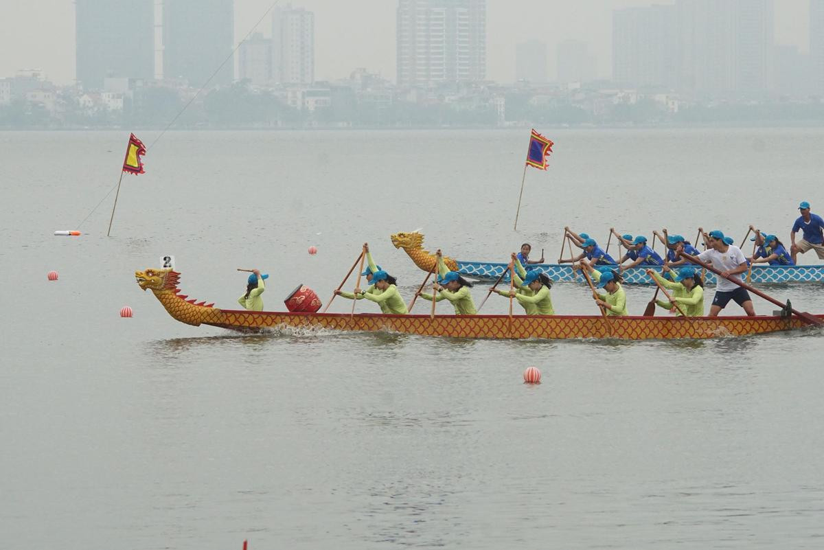 Độc đáo lễ hội bơi chải thuyền rồng tái hiện cảnh tập trận thủy chiến trên sóng nước hồ Tây Ảnh 13