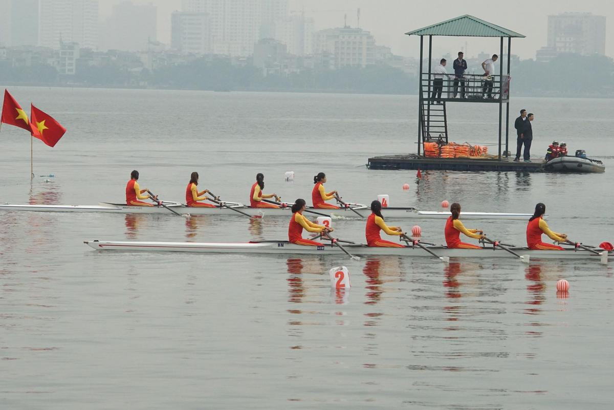 Độc đáo lễ hội bơi chải thuyền rồng tái hiện cảnh tập trận thủy chiến trên sóng nước hồ Tây Ảnh 15