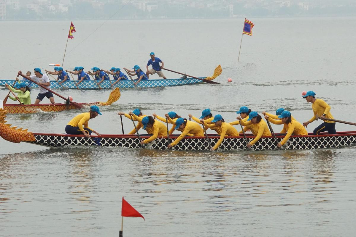 Độc đáo lễ hội bơi chải thuyền rồng tái hiện cảnh tập trận thủy chiến trên sóng nước hồ Tây Ảnh 2