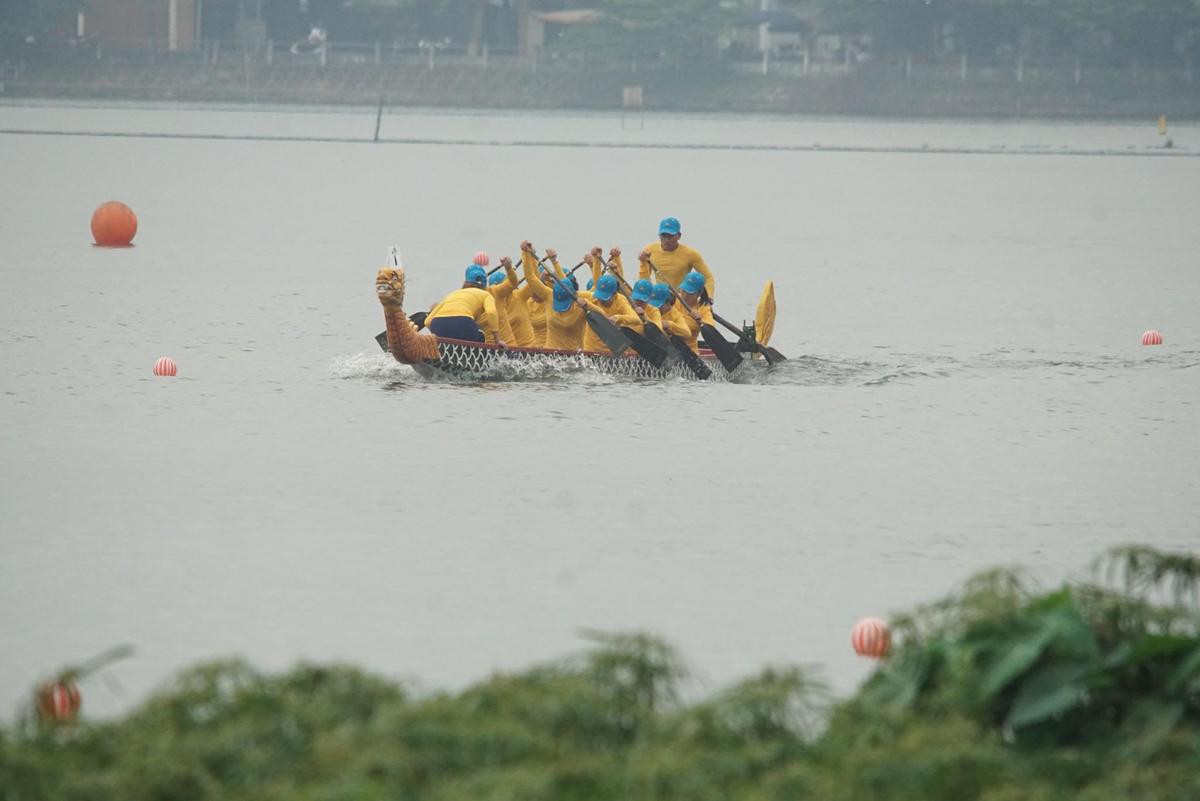 Độc đáo lễ hội bơi chải thuyền rồng tái hiện cảnh tập trận thủy chiến trên sóng nước hồ Tây Ảnh 3