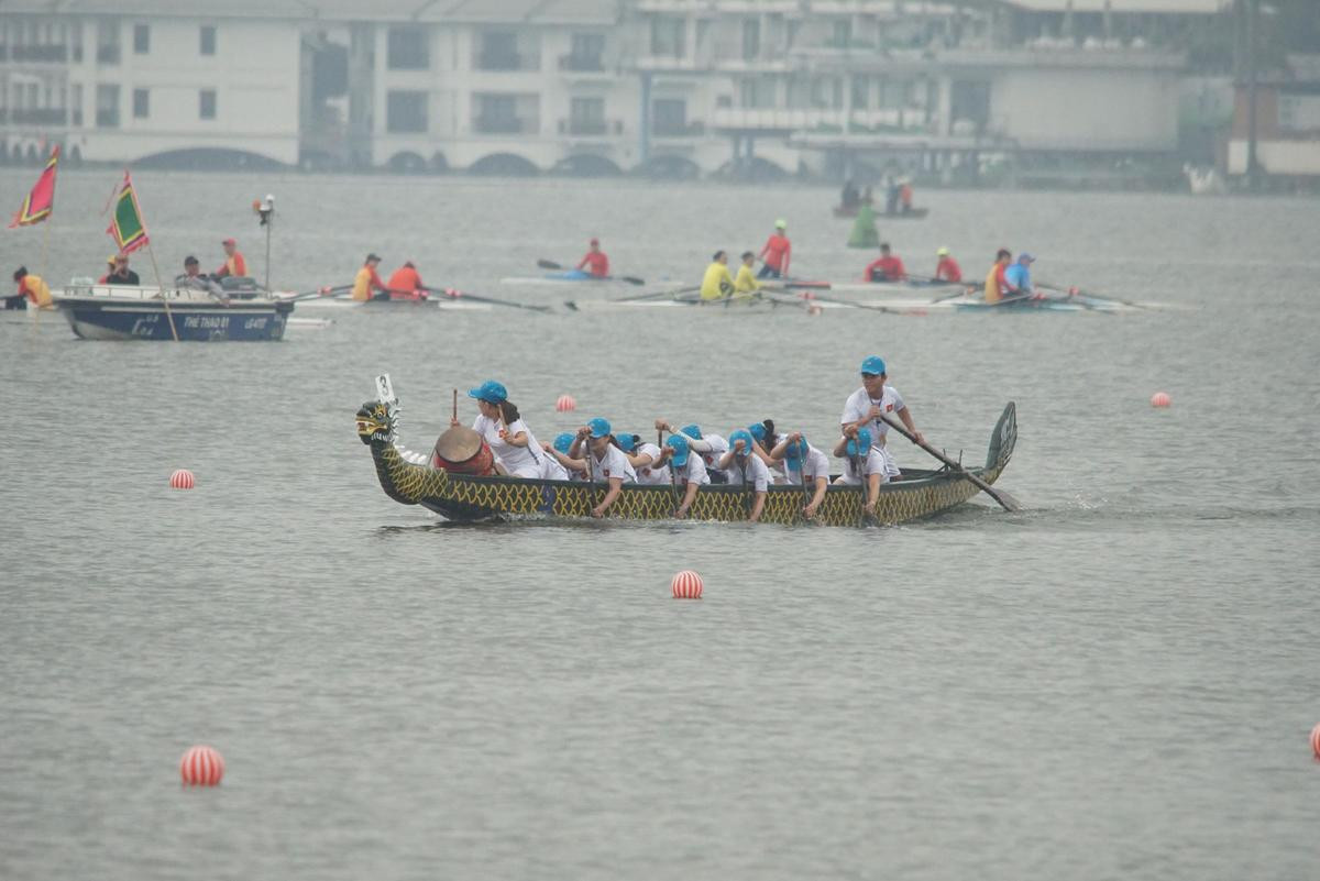 Độc đáo lễ hội bơi chải thuyền rồng tái hiện cảnh tập trận thủy chiến trên sóng nước hồ Tây Ảnh 4