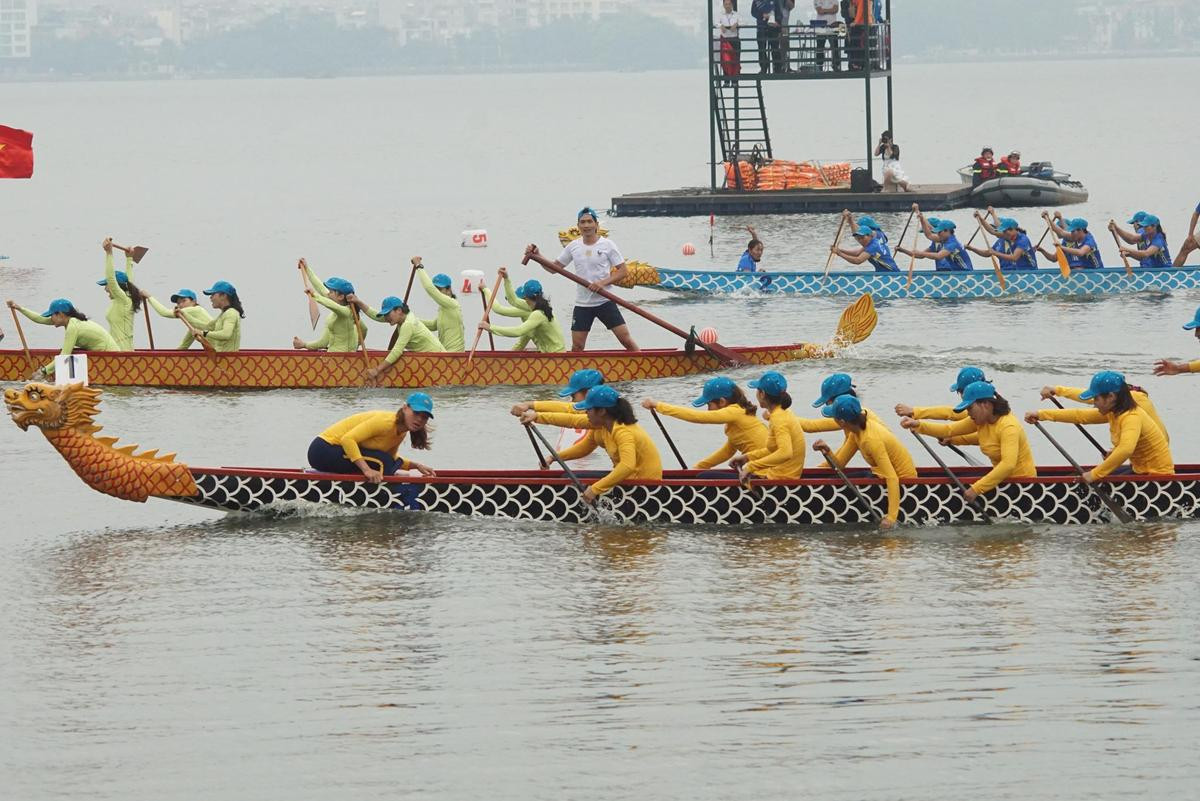 Độc đáo lễ hội bơi chải thuyền rồng tái hiện cảnh tập trận thủy chiến trên sóng nước hồ Tây Ảnh 7