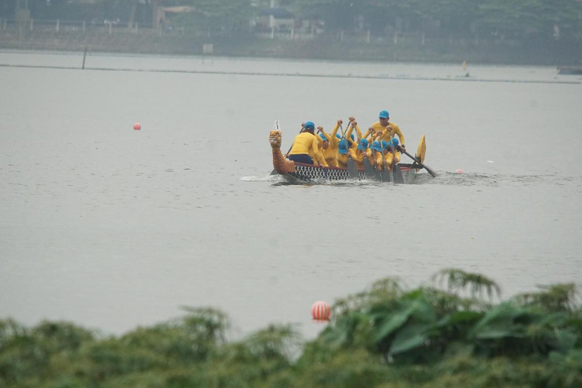 Độc đáo lễ hội bơi chải thuyền rồng tái hiện cảnh tập trận thủy chiến trên sóng nước hồ Tây Ảnh 8