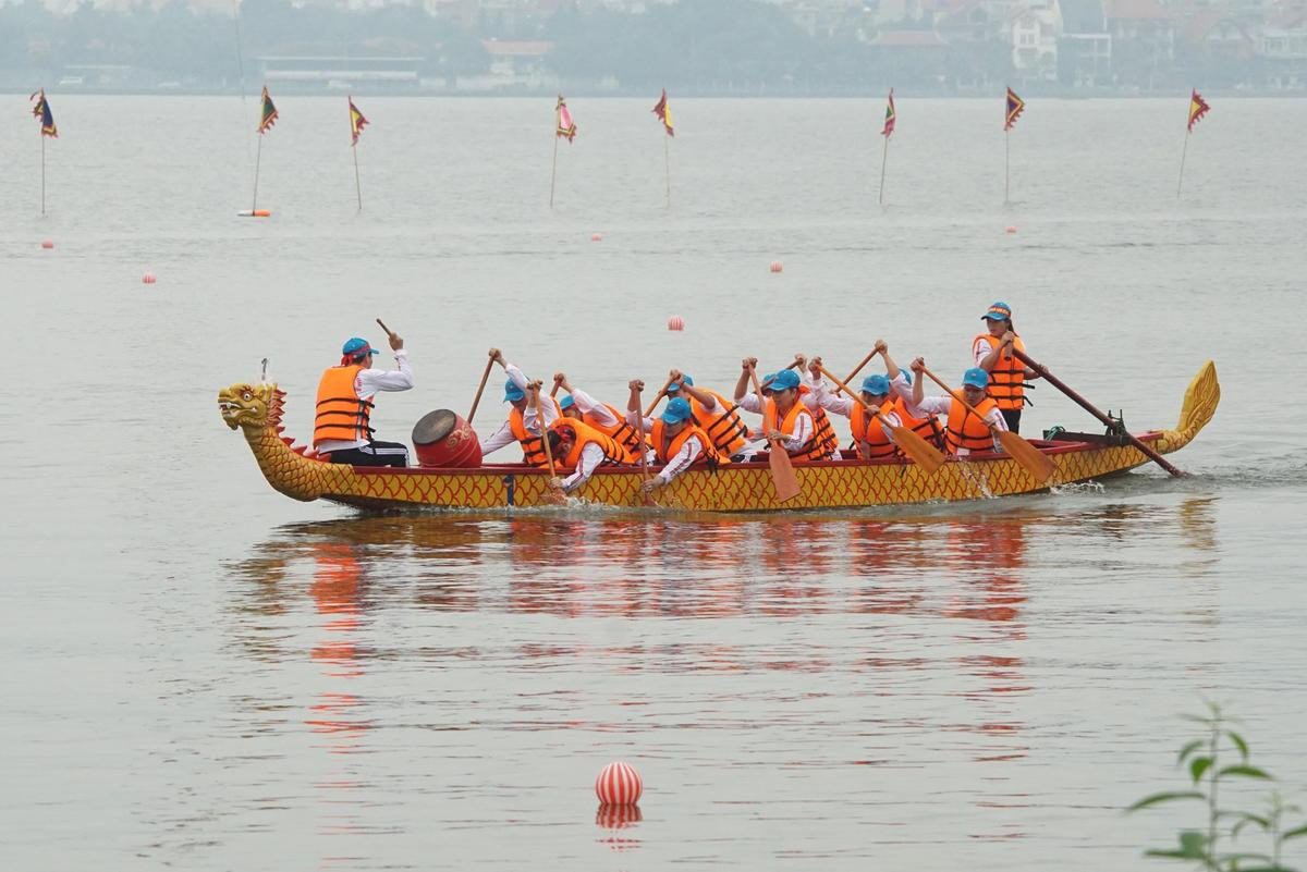 Độc đáo lễ hội bơi chải thuyền rồng tái hiện cảnh tập trận thủy chiến trên sóng nước hồ Tây Ảnh 9