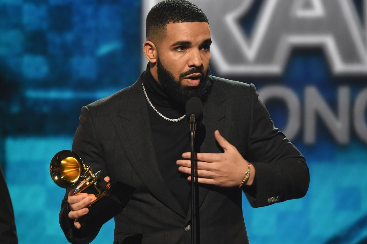 Hậu Grammy, rapper Drake chi hơn 9 tỷ để mua ốp lưng iPhone tự thưởng Ảnh 1