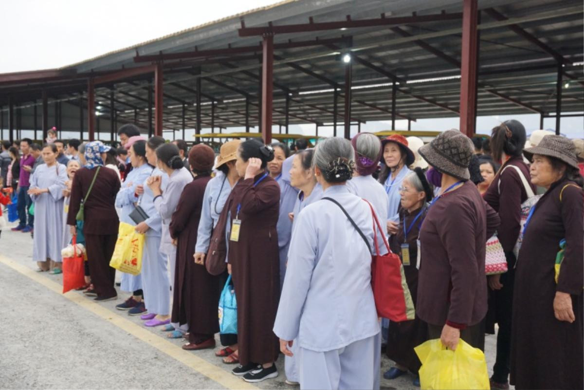 Hàng vạn người chen chân lên chùa Tam Chúc lớn nhất thế giới ở Hà Nam trong ngày khai hội Ảnh 3