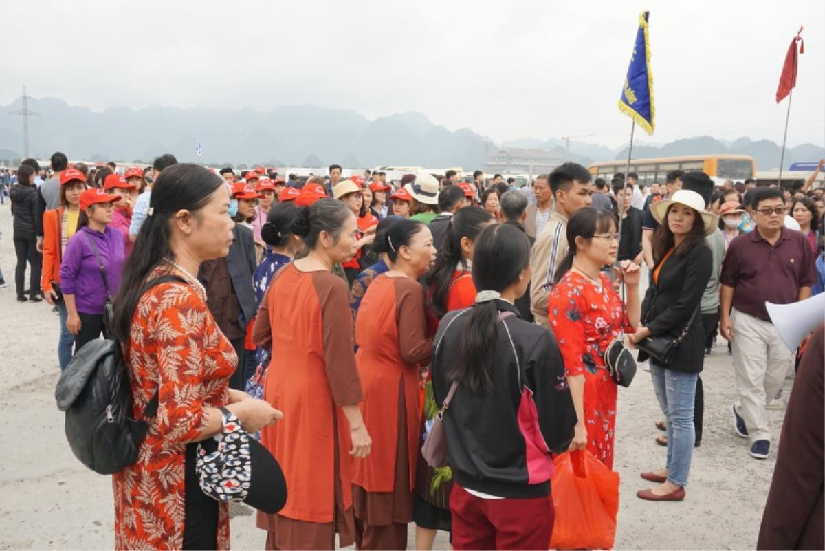 Hàng vạn người chen chân lên chùa Tam Chúc lớn nhất thế giới ở Hà Nam trong ngày khai hội Ảnh 4