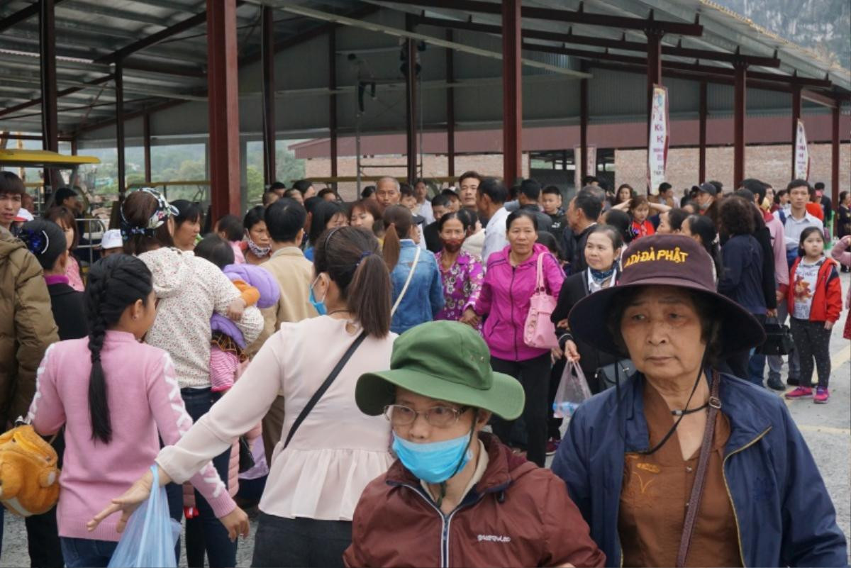 Hàng vạn người chen chân lên chùa Tam Chúc lớn nhất thế giới ở Hà Nam trong ngày khai hội Ảnh 6