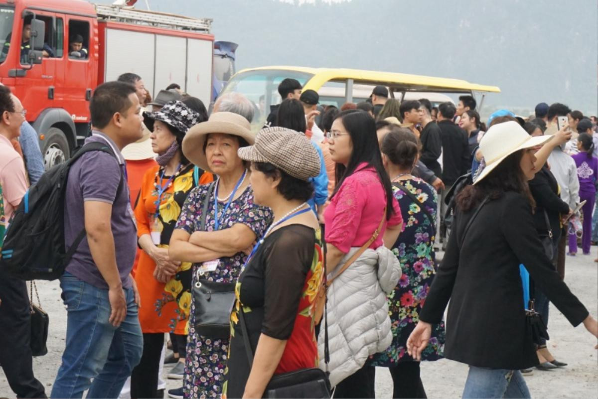 Hàng vạn người chen chân lên chùa Tam Chúc lớn nhất thế giới ở Hà Nam trong ngày khai hội Ảnh 7