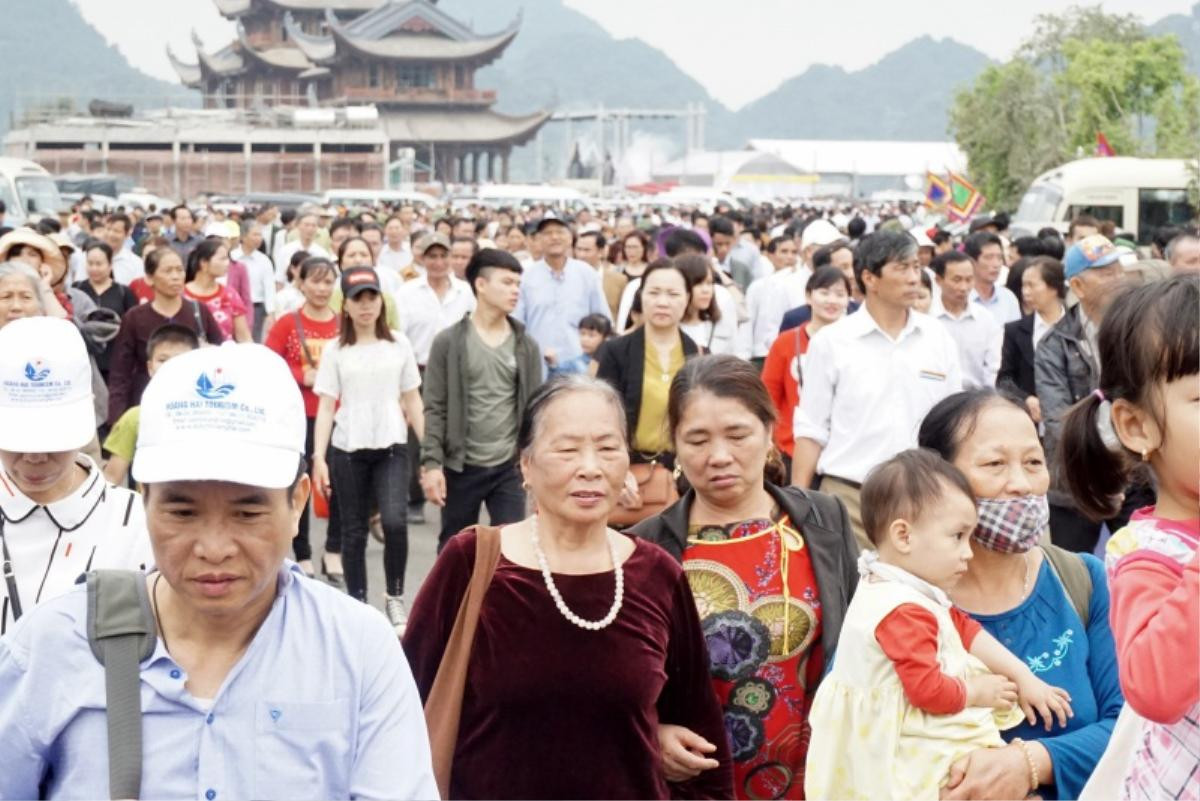 Hàng vạn người chen chân lên chùa Tam Chúc lớn nhất thế giới ở Hà Nam trong ngày khai hội Ảnh 18