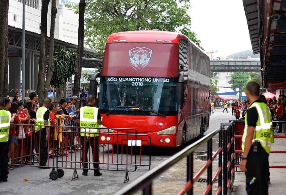 Xe buýt của Muangthong United có gì đặc biệt mà khiến Đặng Văn Lâm cảm thán: 'Xe buýt xịn như máy bay' Ảnh 2