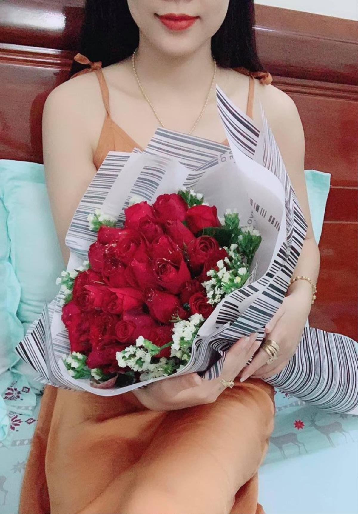 Khoe Valentine chẳng cần người yêu vì có anh bạn thân tặng hoa và nhẫn, cô gái nhận về toàn phản ứng trái chiều Ảnh 3