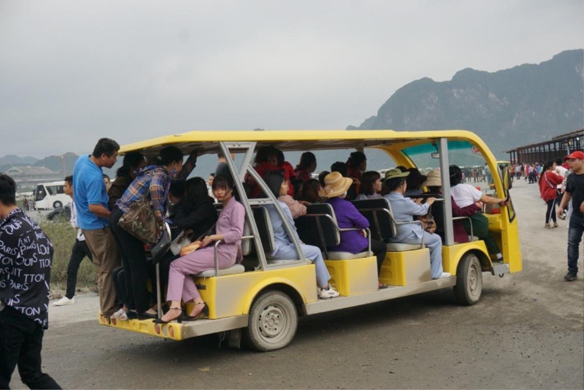 Khai hội chùa Tam Chúc lớn nhất thế giới, người dân khốn khổ chờ cả tiếng, đu bám lên xe điện Ảnh 12