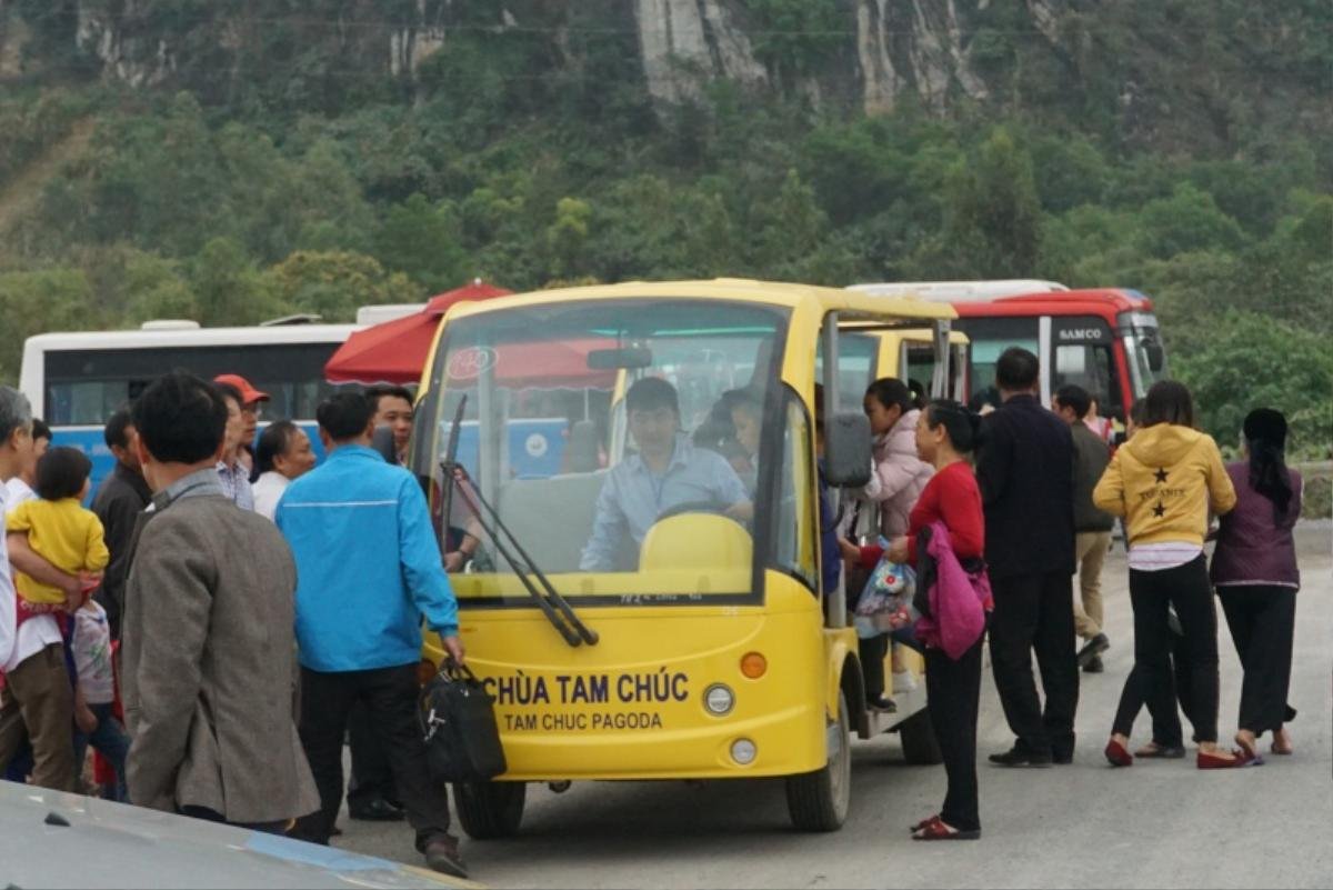 Khai hội chùa Tam Chúc lớn nhất thế giới, người dân khốn khổ chờ cả tiếng, đu bám lên xe điện Ảnh 6