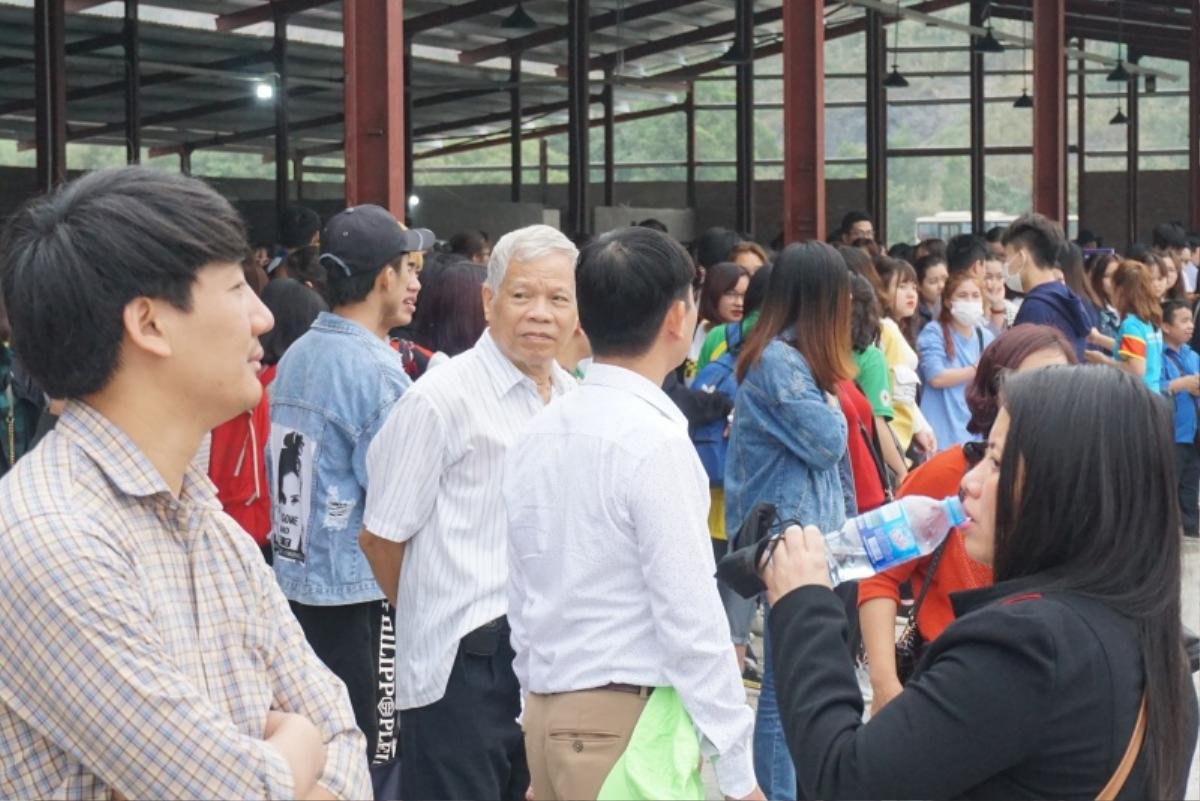 Khai hội chùa Tam Chúc lớn nhất thế giới, người dân khốn khổ chờ cả tiếng, đu bám lên xe điện Ảnh 7