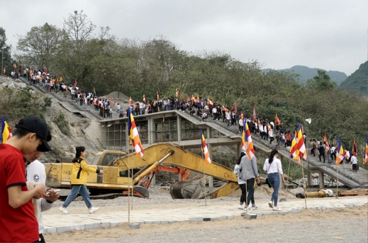 Khai hội chùa Tam Chúc lớn nhất thế giới, người dân khốn khổ chờ cả tiếng, đu bám lên xe điện Ảnh 5