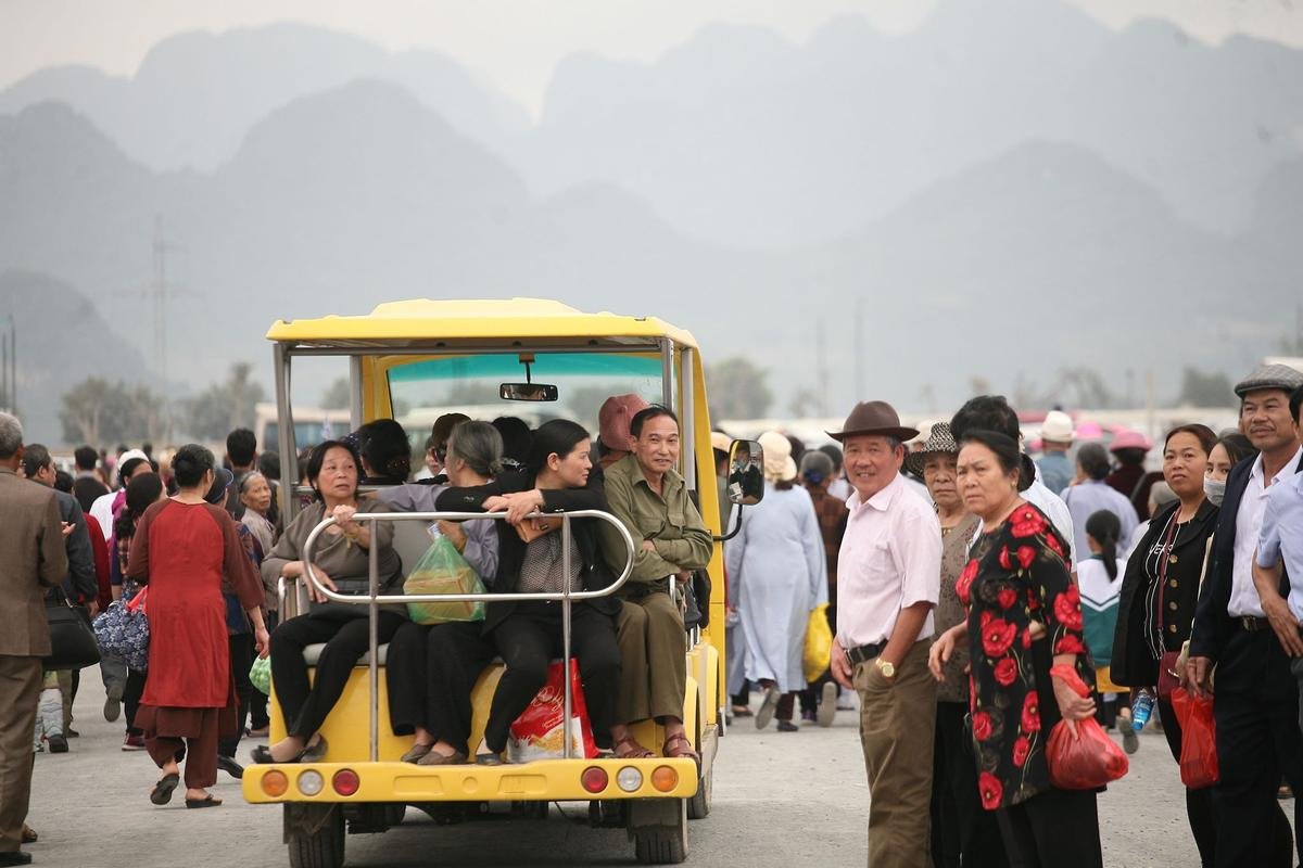 Khai hội chùa Tam Chúc lớn nhất thế giới, người dân khốn khổ chờ cả tiếng, đu bám lên xe điện Ảnh 11