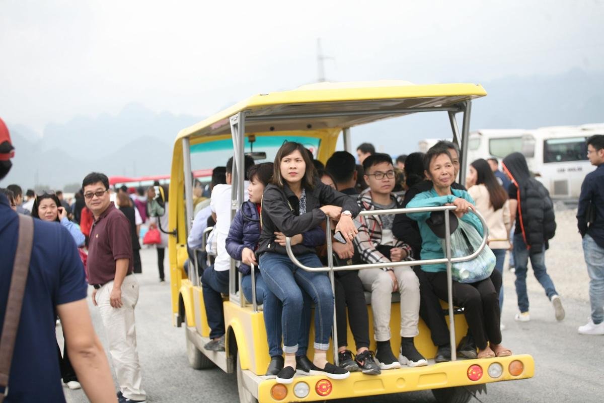 Khai hội chùa Tam Chúc lớn nhất thế giới, người dân khốn khổ chờ cả tiếng, đu bám lên xe điện Ảnh 10