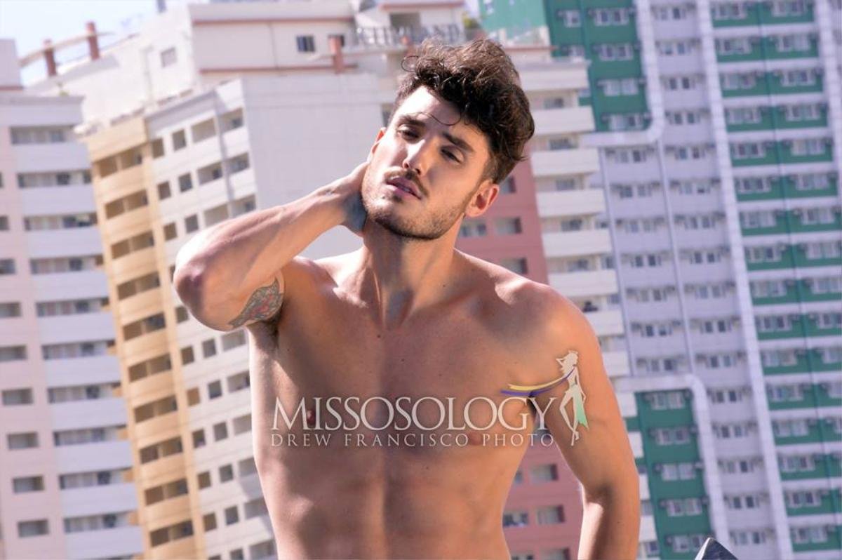 Đột nhập hậu trường cực nóng của Mister International, Trịnh Bảo ngồi make up cũng khiến fan nữ 'lịm tim' Ảnh 10