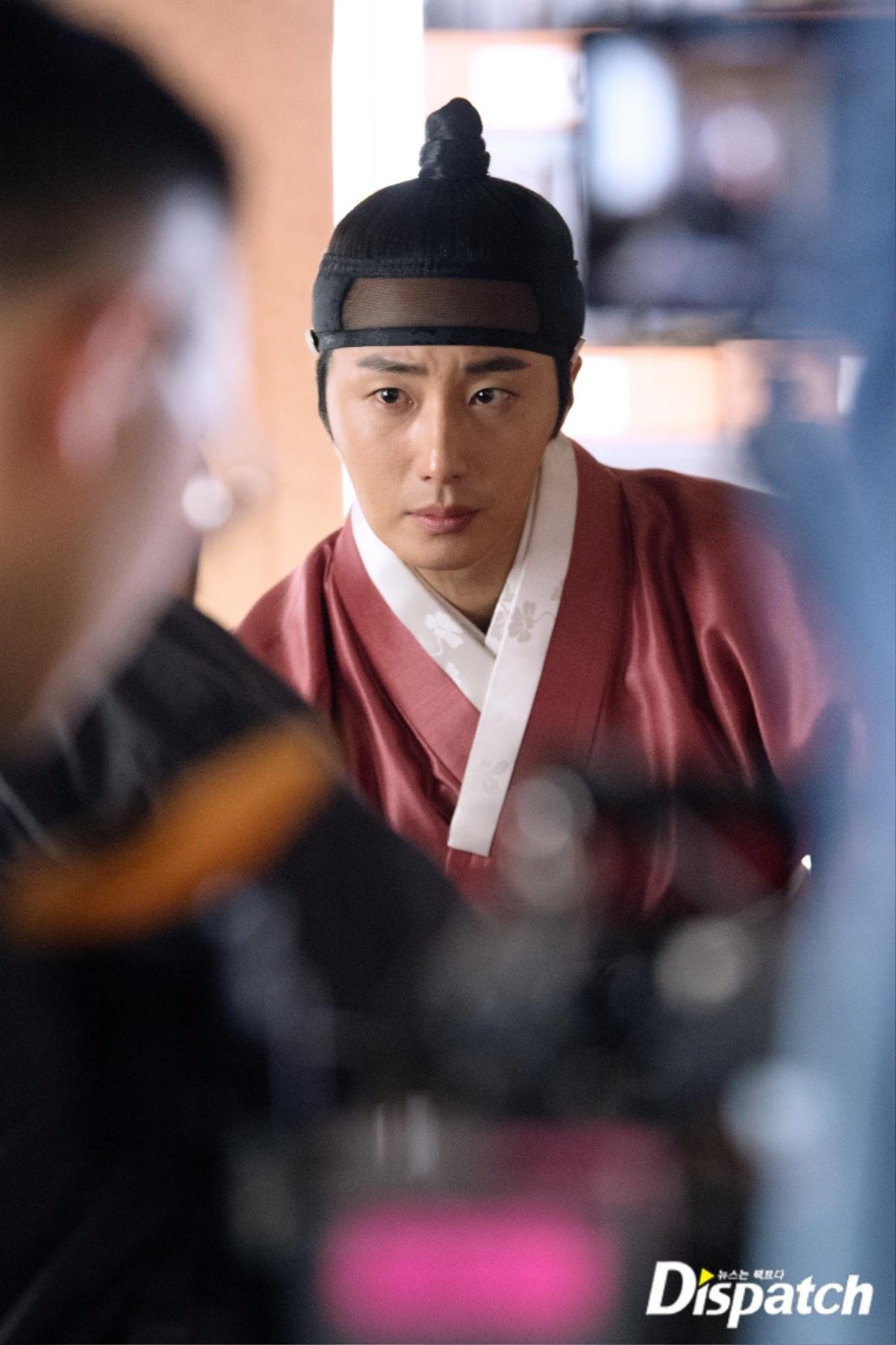 'Haechi': Dispatch tung màn khoe body 'cực phẩm' của Hoàng tử Jung Il Woo khiến chị em 'té xỉu' Ảnh 36