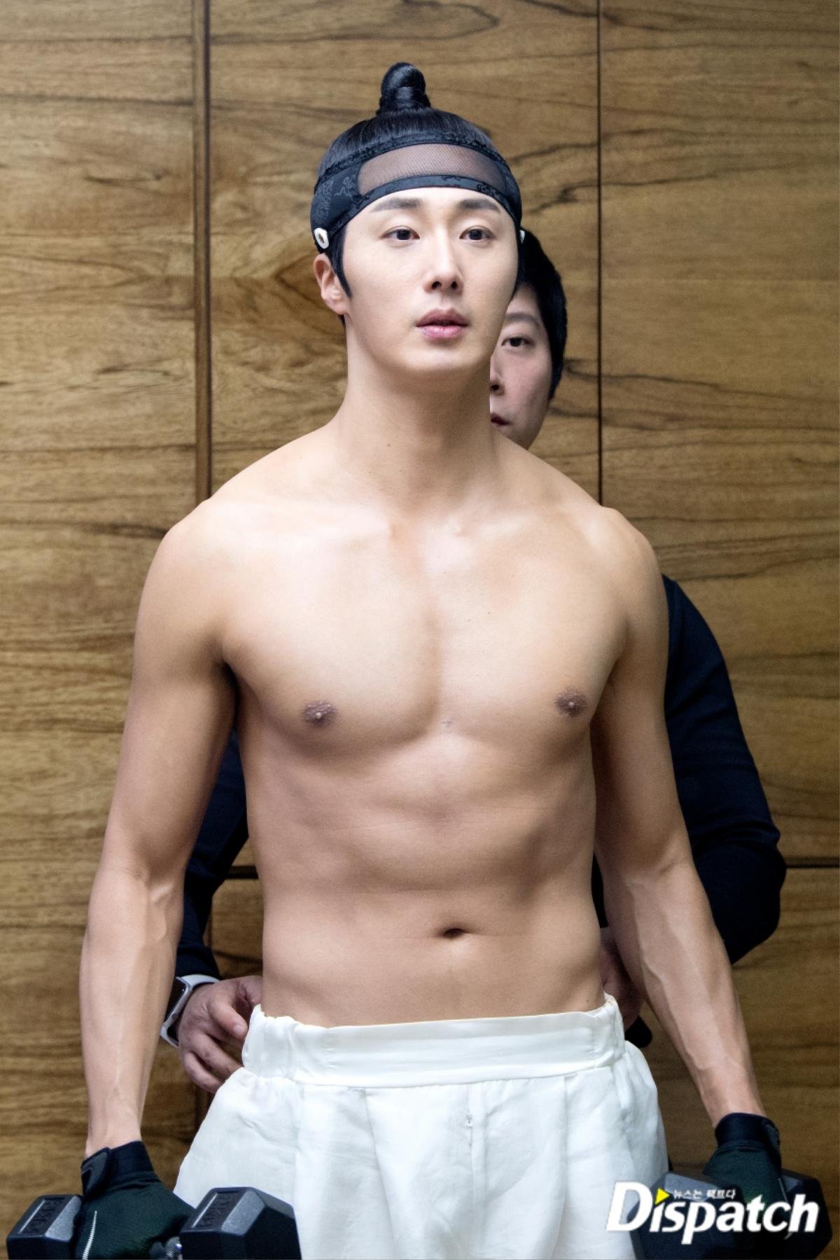 'Haechi': Dispatch tung màn khoe body 'cực phẩm' của Hoàng tử Jung Il Woo khiến chị em 'té xỉu' Ảnh 13