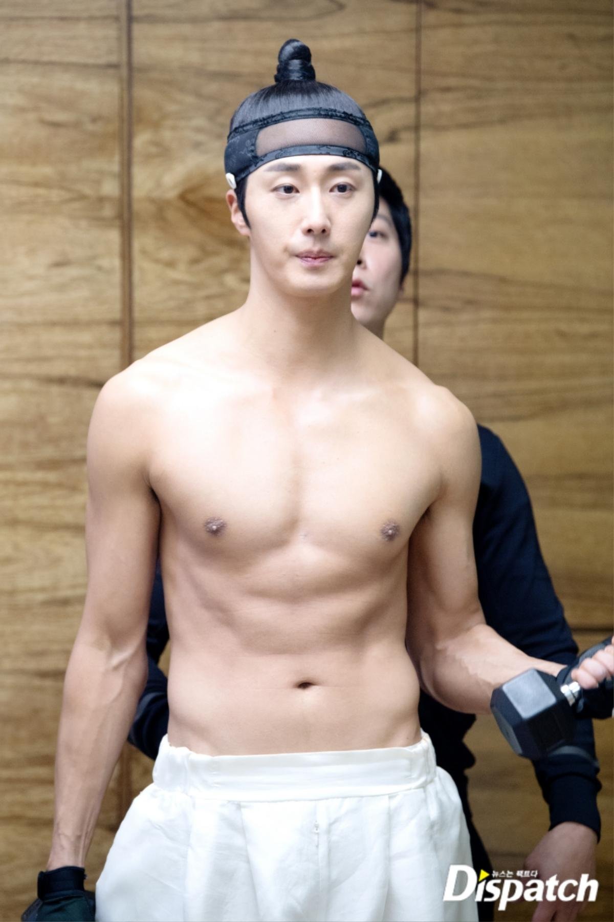 'Haechi': Dispatch tung màn khoe body 'cực phẩm' của Hoàng tử Jung Il Woo khiến chị em 'té xỉu' Ảnh 14