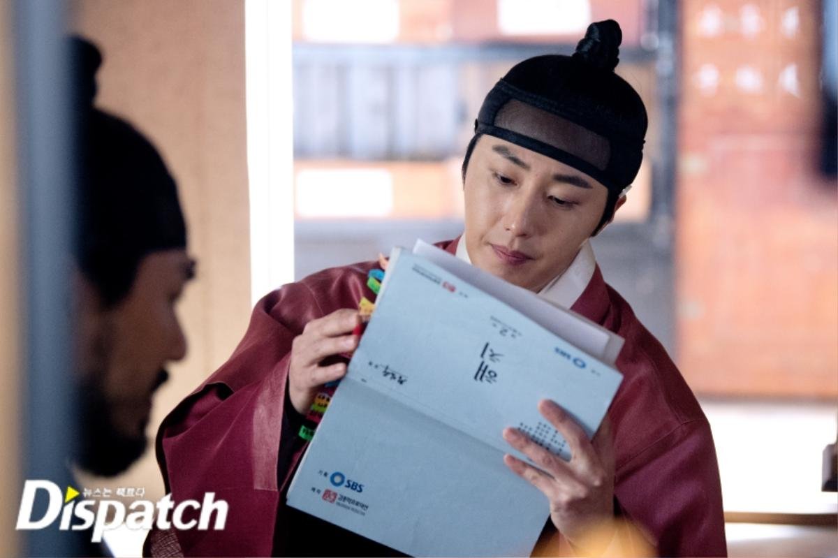 'Haechi': Dispatch tung màn khoe body 'cực phẩm' của Hoàng tử Jung Il Woo khiến chị em 'té xỉu' Ảnh 37