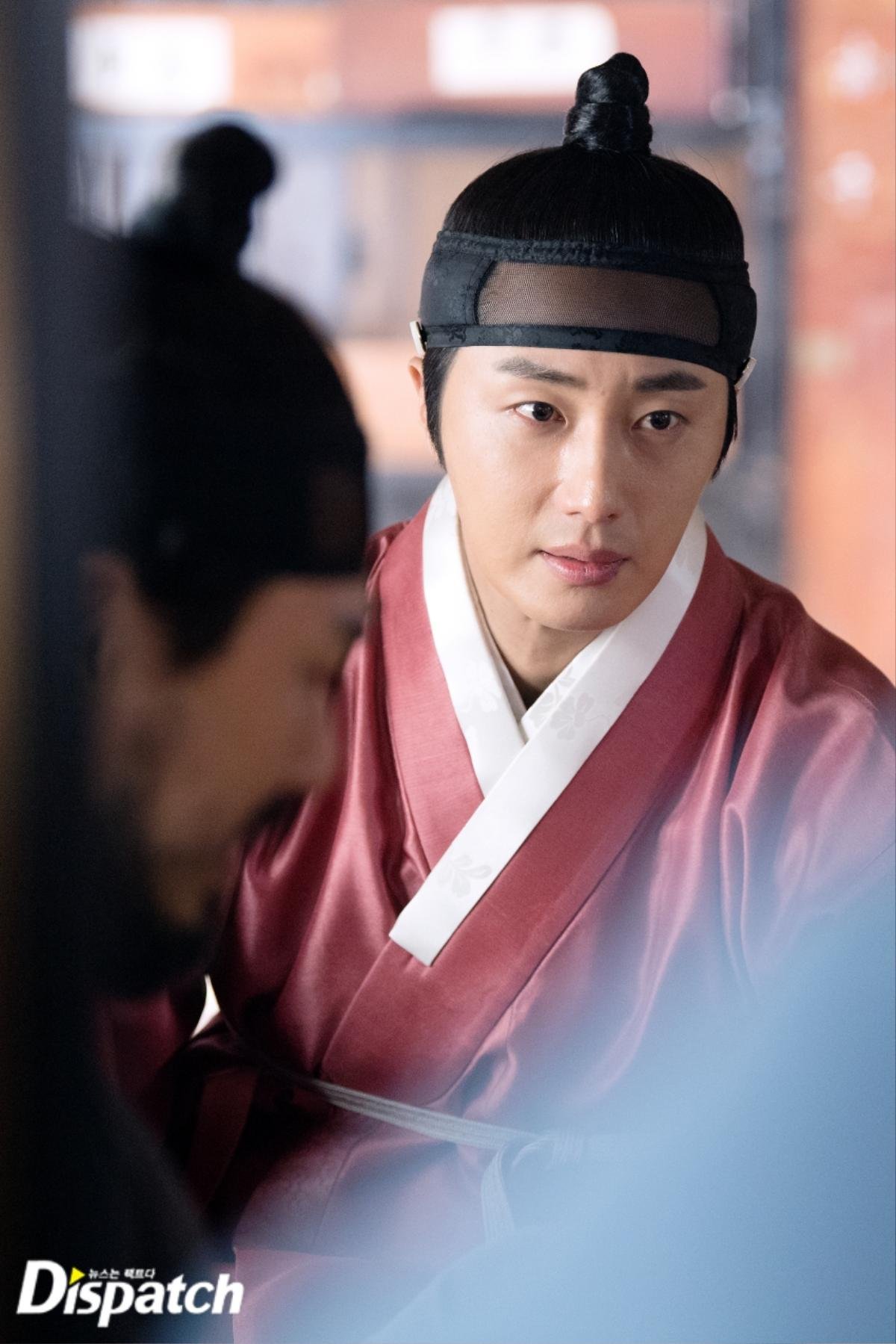 'Haechi': Dispatch tung màn khoe body 'cực phẩm' của Hoàng tử Jung Il Woo khiến chị em 'té xỉu' Ảnh 34