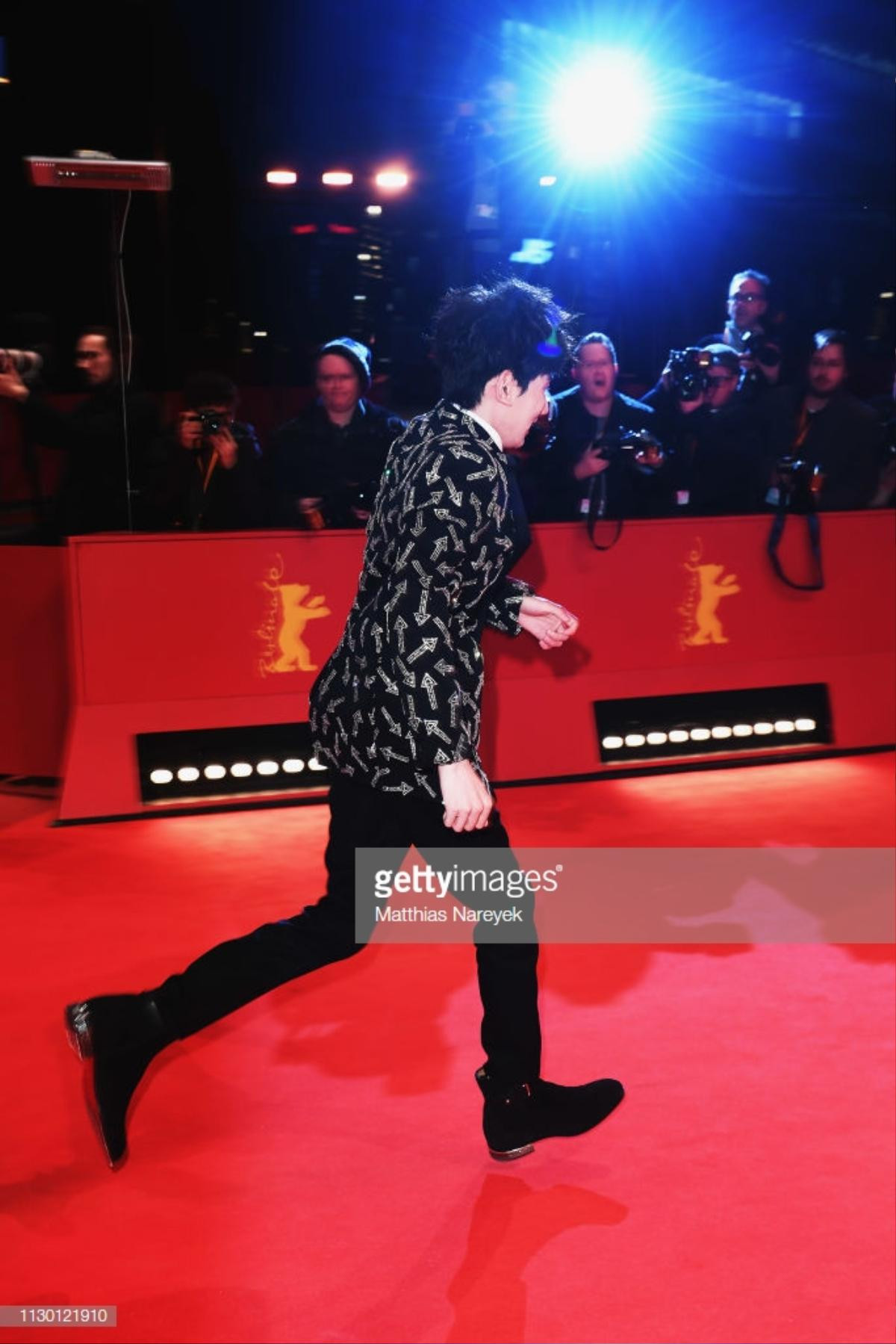 'Berlinale 2019': Vương Nguyên (TFBOYS) xuất hiện trên truyền thông lớn thế giới, gây 'bão' khi chạy trên thảm đỏ Ảnh 5